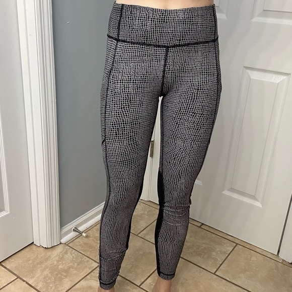 Lululemon Leggings Speed Tight Contour Gym Workout Running Black Size 6 Small - Picture 6 of 7